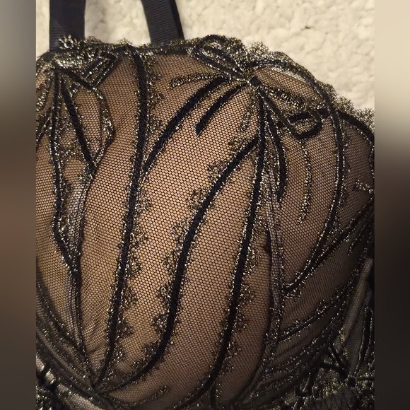 Victoria's Secret Black and Gold Lace Bra - Picture 7 of 16